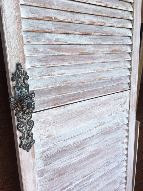 farmhouse-door-chalk-paint-doorknob-closeup